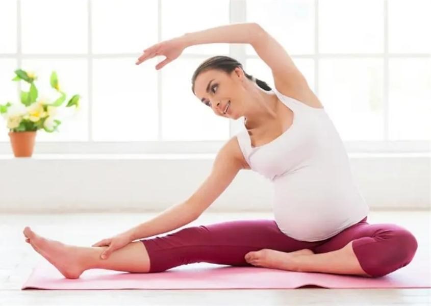 Tập yoga giúp mẹ bầu điều hòa thể chất. Nguồn: logicpublisher