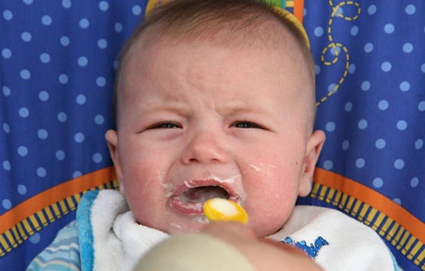 Pha sữa mẹ với bột ăn dặm có thể khiến bé sẽ không thích và từ chối món ăn dặm này