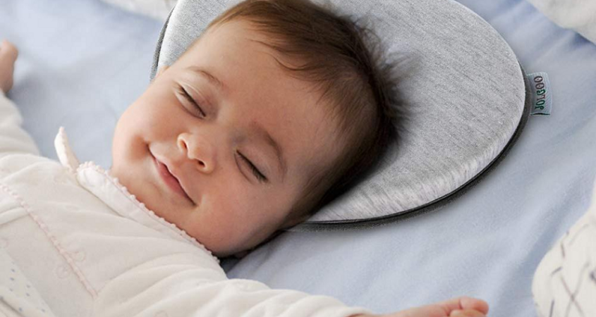 Khi bé ngủ ngửa mẹ nên lựa chọn chiếc gối mỏng kê sát đầu bé