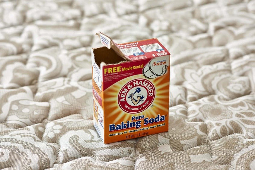 Đối với các vết bẩn cứng đầu, bạn có thể dùng baking soda để vệ sinh gối