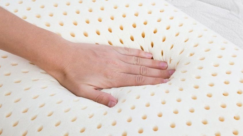 Gối cao su non được sản xuất từ nguyên liệu nhân tạo, mô phỏng tính chất của cao su tự nhiên