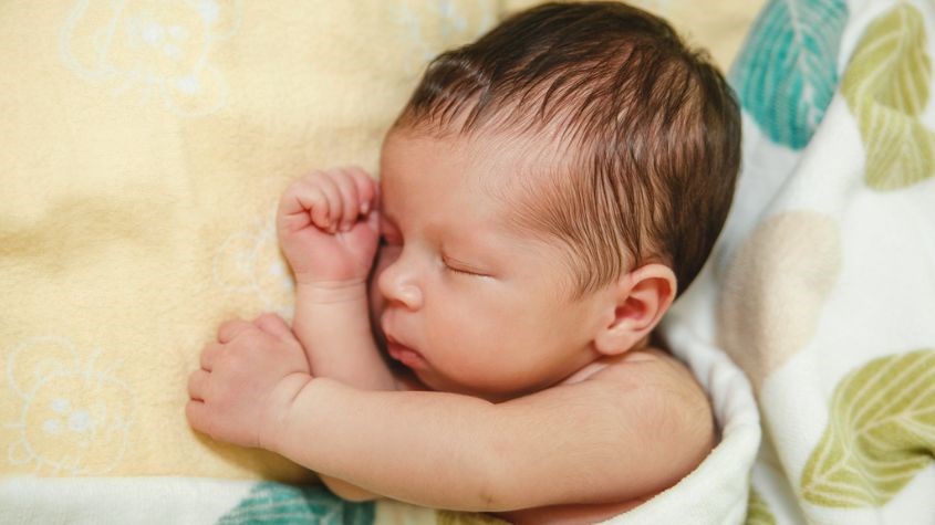 Gối cao su non rất khó giặt, nếu bé đổ nhiều mồ hôi khi ngủ sẽ càng khó vệ sinh gối hơn