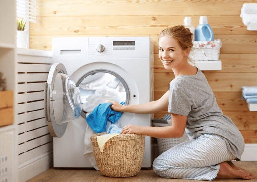 Nên giặt riêng vỏ gối và ruột gối nhằm giúp xử lý các vết bẩn dễ dàng hơn