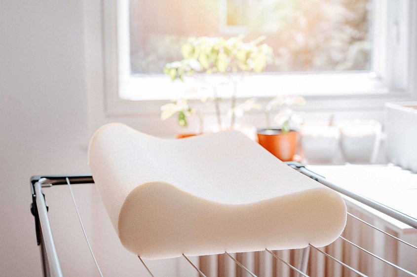 Hãy chọn nơi thoáng mát tránh ánh nắng trực tiếp để phơi gối cao su