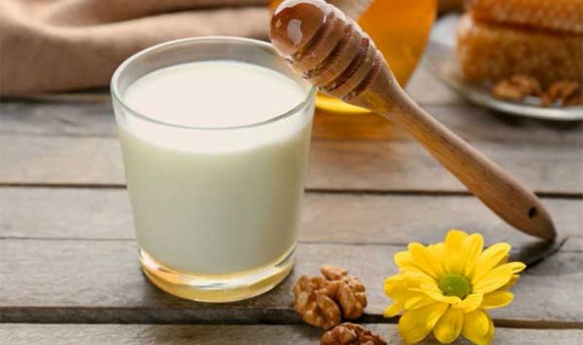 Rửa mặt bằng sữa tươi không đường cùng mật ong