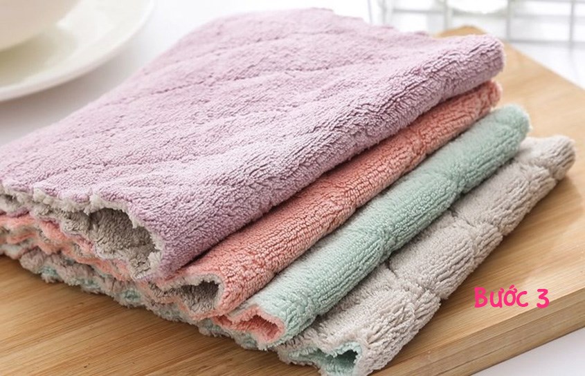 Bước 3: Chuẩn bị chiếc khăn mềm để lau bề mặt gối 