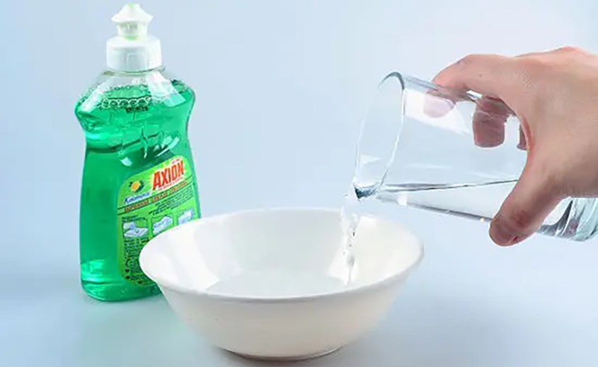 Pha loãng nước rửa chén với nước và trong chén và đánh cho lên bọt Pha loãng nước rửa chén với nước và trong chén và đánh cho lên bọt