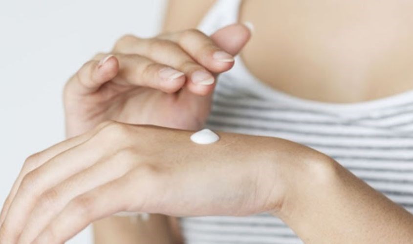 Thử kem chống nắng lên mu bàn tay trước khi sử dụng cho da mặt