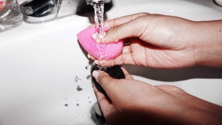 Làm ướt miếng mút trang điểm