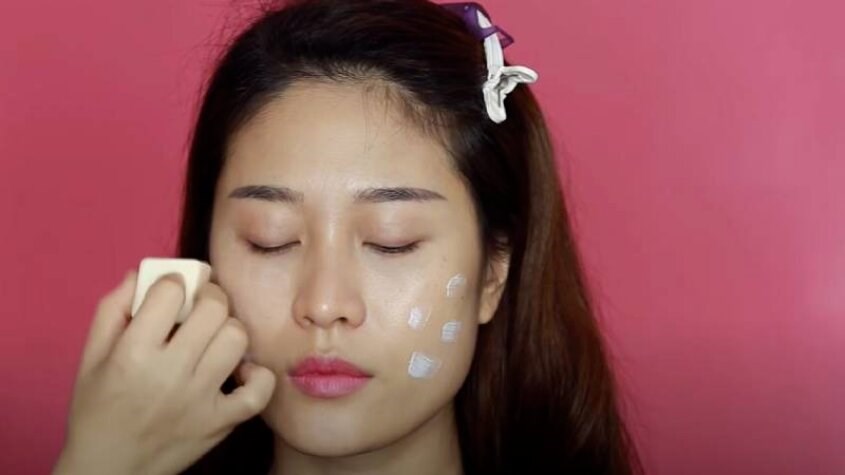 Không dùng lực quá mạnh với mút trang điểm khi tán phấn