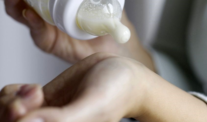 Kiểm tra nhiệt độ của sữa trước khi cho con uống