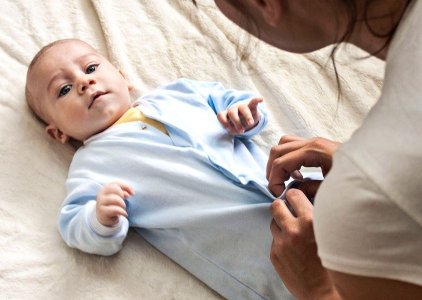 Phải làm gì nếu đầu của trẻ bị nóng mà không phải là sốt? Nguồn từ raisingchildren