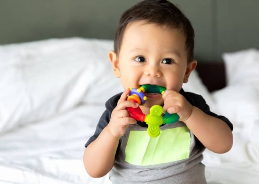 Cha mẹ nên dùng vòng mọc răng và đồ chơi phù hợp khi trẻ đang mọc răng. Nguồn từ wpengine