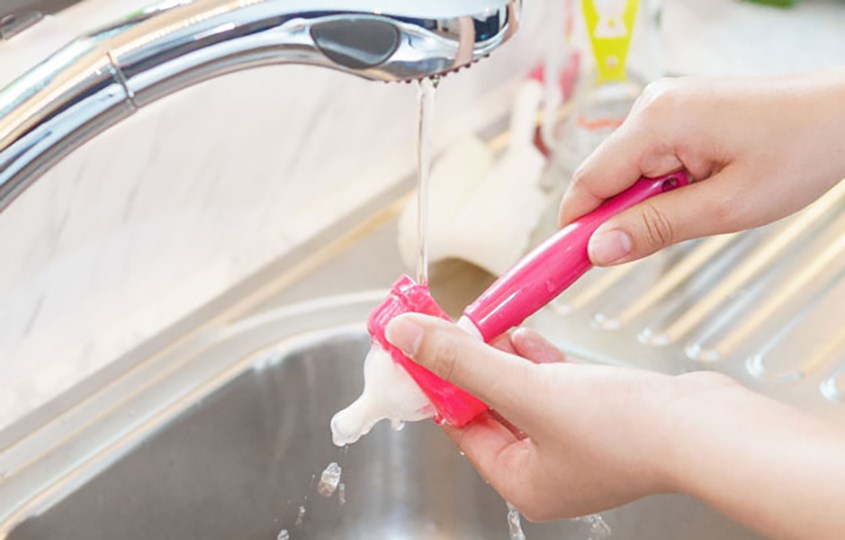 Rửa núm ti Pigeon bằng nước rửa bình sữa cùng cọ rửa bình sữa Rửa núm ti Pigeon bằng nước rửa bình sữa cùng cọ rửa bình sữa