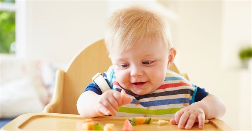 Thời điểm thích hợp nhất cho con ăn dặm là khi con đủ 6 tháng tuổi. Nguồn ảnh: iStock