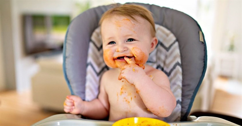 Với trẻ bú sữa mẹ, việc ăn dặm sớm không ảnh hưởng đến nguy cơ béo phì. Nguồn ảnh: iStock