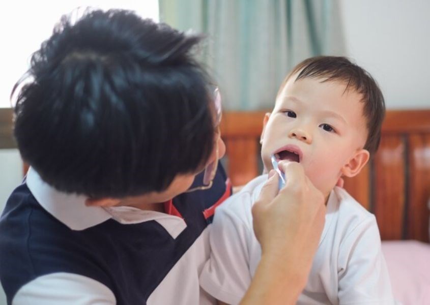 Vệ sinh răng miệng tốt cho trẻ là một biện pháp khắc phục tại nhà khi nướu trẻ bị sưng. Nguồn từ freepik