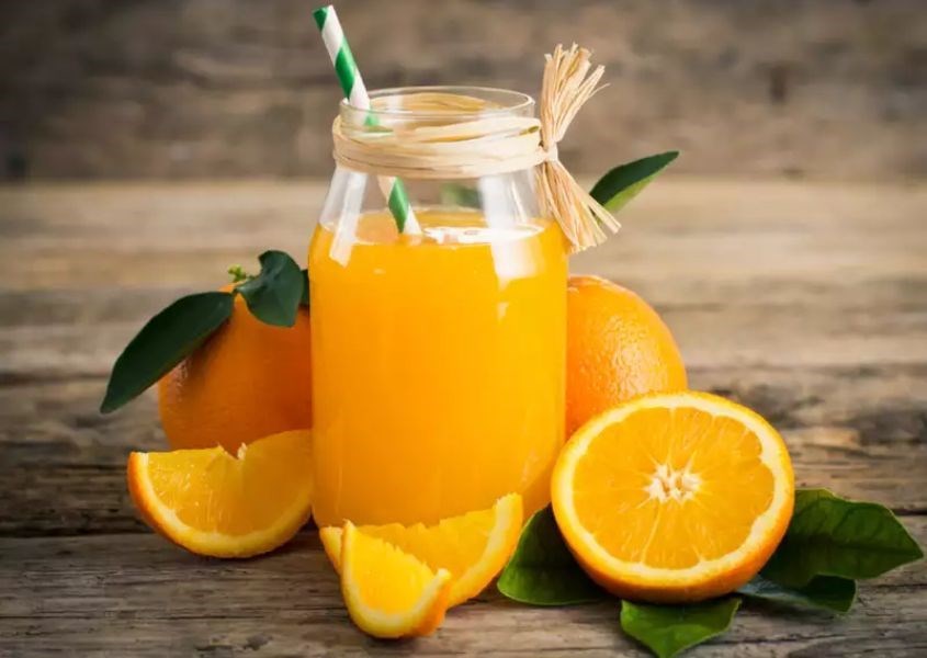 Không nên cho trẻ ăn trái cây hay nước trái cây từ cam quýt khi chúng bị sưng nướu. Nguồn từ toiimg