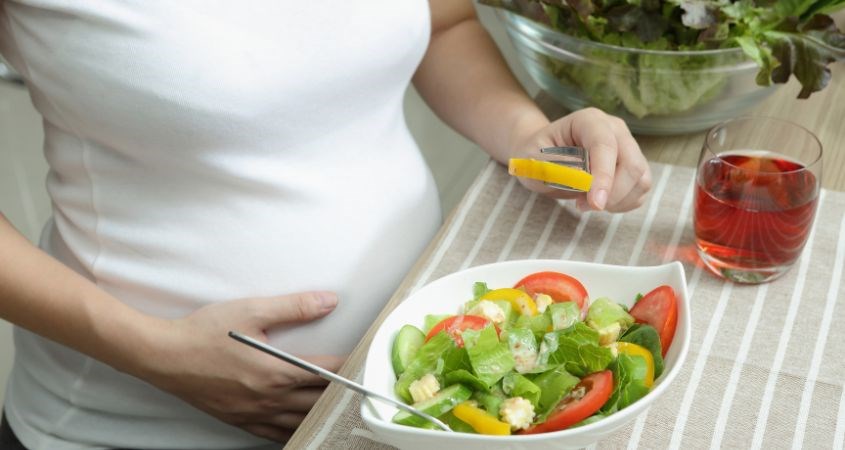 Mẹ bầu cần ăn đầy đủ chất trong bữa chính