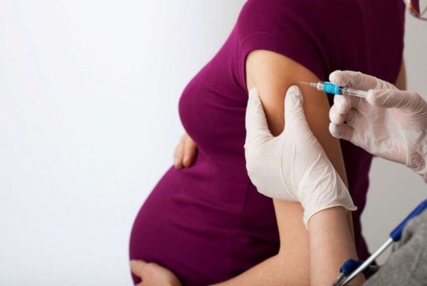 Mẹ cần ghi nhớ và thực hiện tiêm vaccine đúng quy định để bảo vệ sức khỏe mẹ và bé - Nguồn: Freepik 