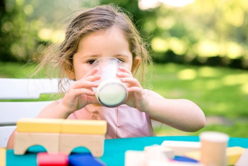 Lúc đầu, một số trẻ có thể không chịu uống sữa bò vì nó không giống như sữa mẹ hoặc sữa công thức quen thuộc (Ảnh: Freepik)