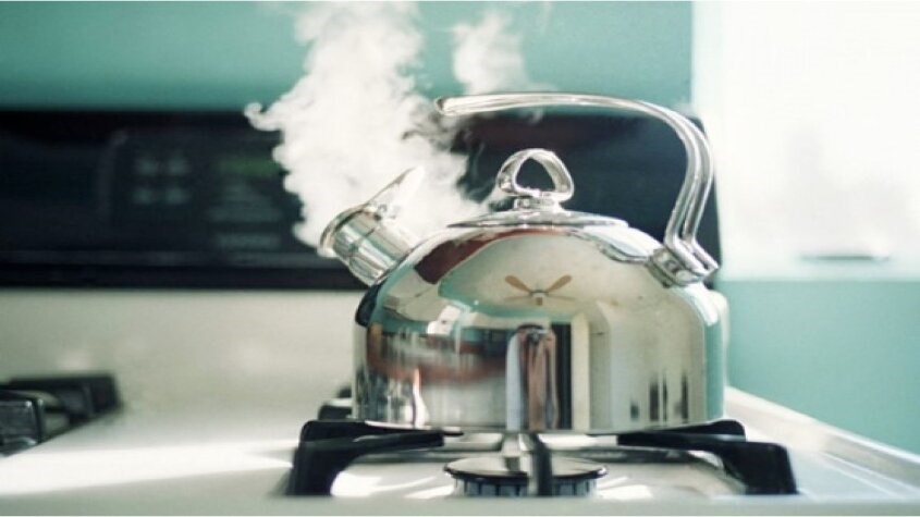 Đun sôi nước rồi để nhiệt độ giảm xuống khoảng 40 độ C