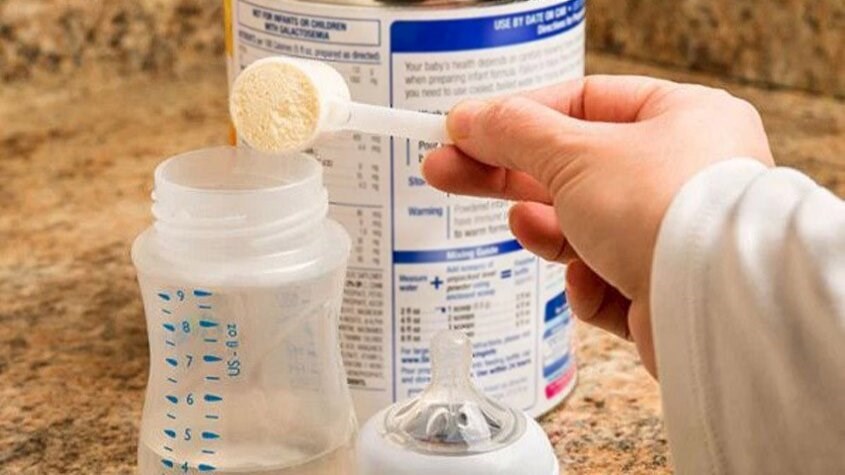 Cho sữa vào bình đúng liều lượng nhà sản xuất