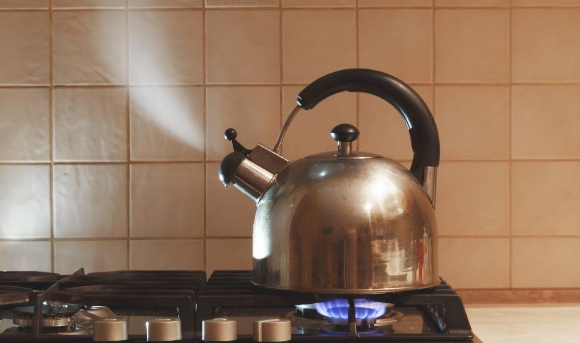 Đun sôi nước để nguội ở nhiệt độ khoảng 40 độ C