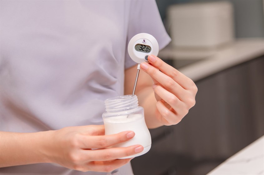 Đo nhiệt độ sữa bằng nhiệt kế