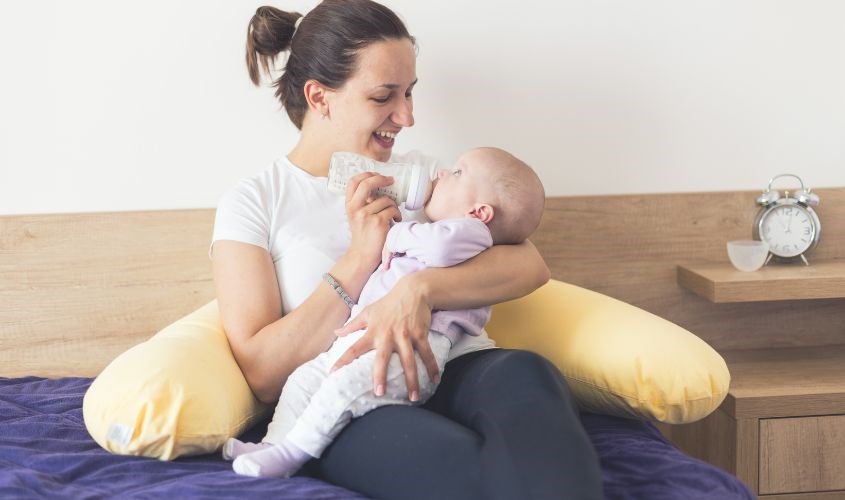 Sau khi pha sữa xong mẹ nên cho bé dùng ngay