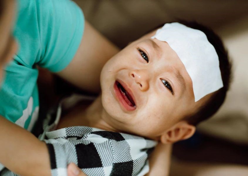 Sốt cũng nguyên nhân khiến trẻ khóc sau khi bú