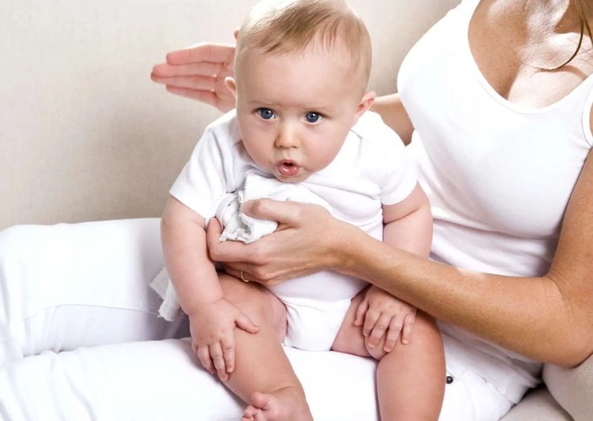 Cho trẻ ợ hơi giữa và sau khi bú. Nguồn từ i0.wp