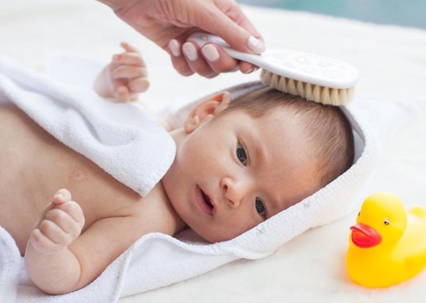 Có quá nhiều sợi tóc trong lược là dấu hiệu đầu tiên cho thấy trẻ bị rụng tóc. Nguồn từ bauerhosting