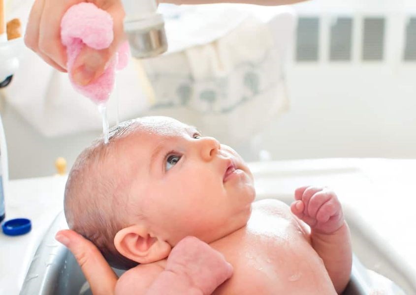 Cha mẹ hãy gội đầu cho trẻ thường xuyên. Nguồn từ momlovesbest