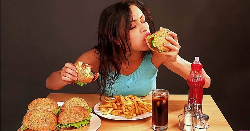 Chế độ ăn uống không lành mạnh dễ tạo điều kiện cho mụn đầu đen hình thành