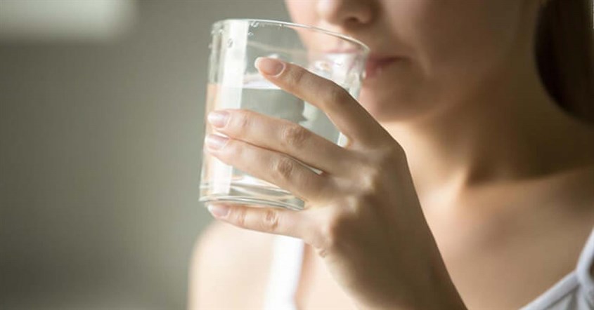 Cơ thể bị thiếu nước là một yếu tố gây nên mụn đầu đen