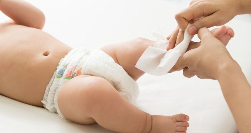 Nên dùng kết hợp cả khăn giấy ướt và khô để vệ sinh cho bé
