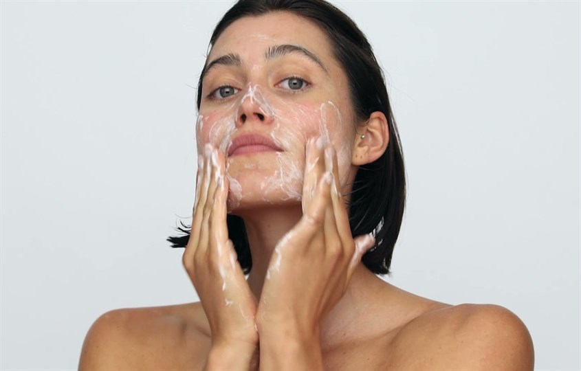 Đưa lên mặt và massage nhẹ nhàng