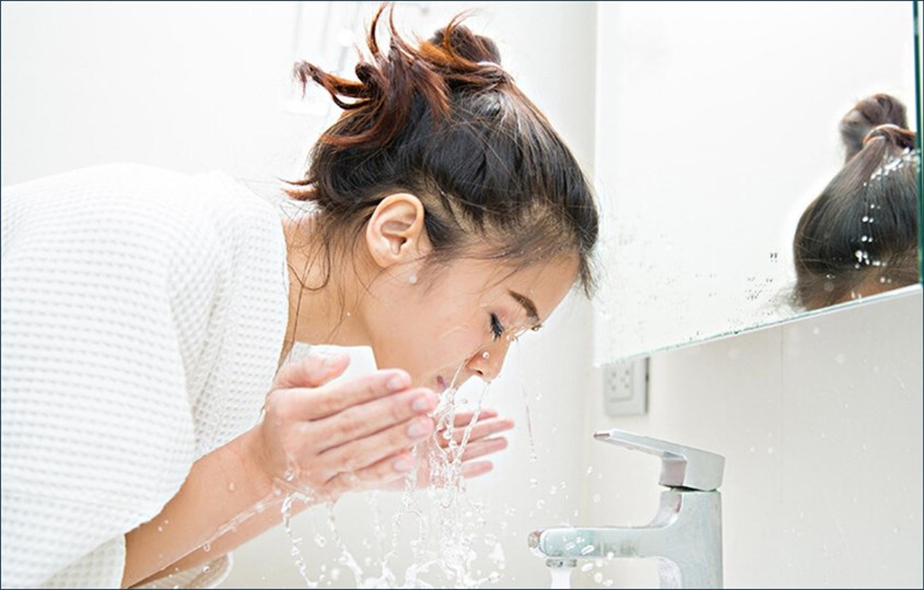 Rửa sạch bằng nước ấm