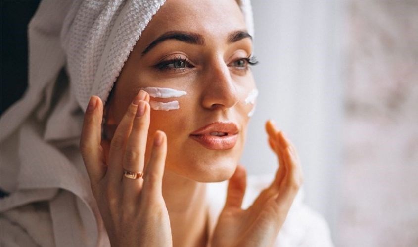 Ngoài sử dụng cho da mặt, kem chống nắng thông thường có thể dùng cho vùng mắt