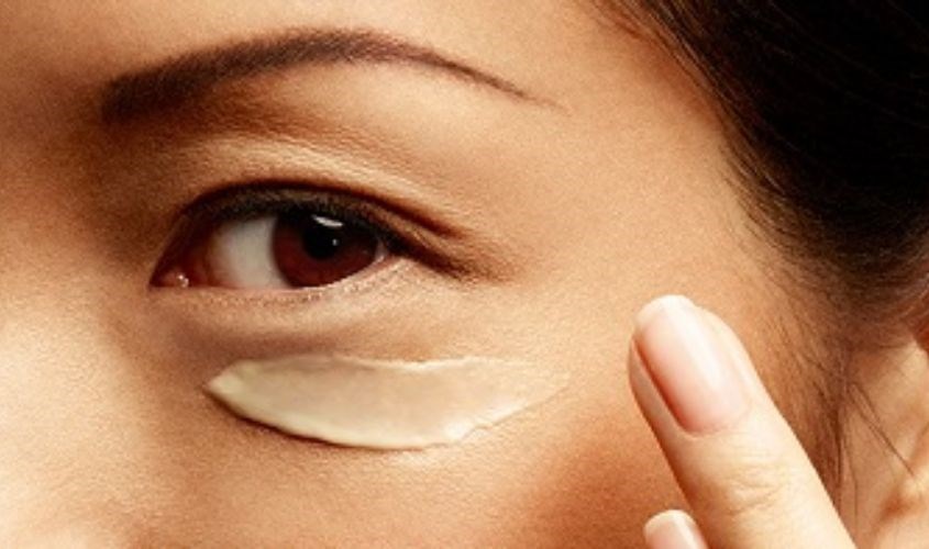 Nên sử dụng kem chống nắng cho vùng mắt