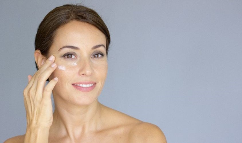 Dùng chất chống oxy hóa để bảo vệ vùng da quanh mắt