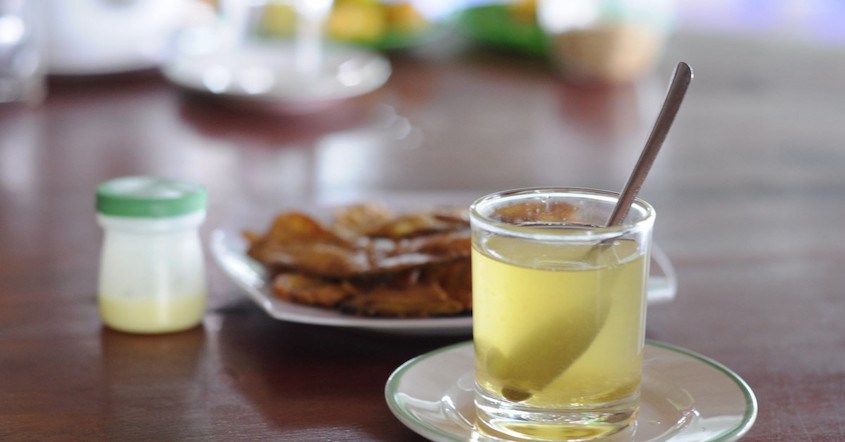 Pha mật ong với nước ấm và uống vào buổi sáng Pha mật ong với nước ấm và uống vào buổi sáng