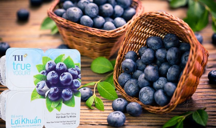 Lốc 4 hộp sữa chua trái cây TH true YOGURT vị việt quất 100g