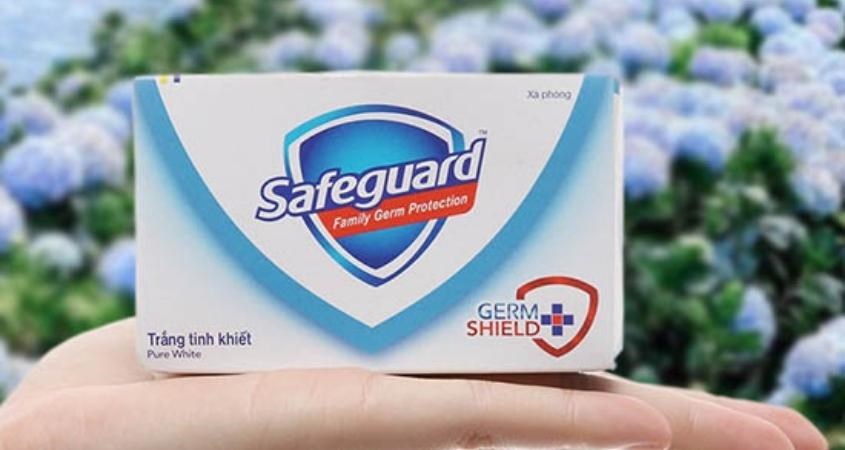 Xà bông cục Safeguard trắng tinh khiết 135g làm sạch và loại bỏ vi khuẩn gây hại