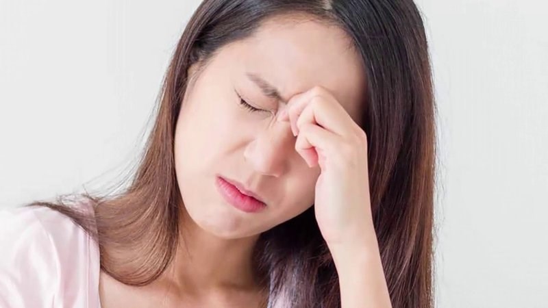 Đau đầu, khó nuốt là một trong các triệu chứng của viêm amidan