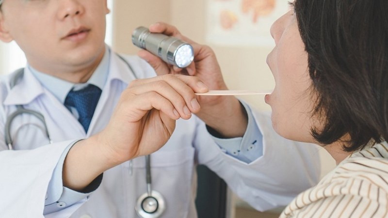 Khám họng phát hiện amidan sưng đỏ hoặc có mảng trắng là dấu hiệu của viêm amidan