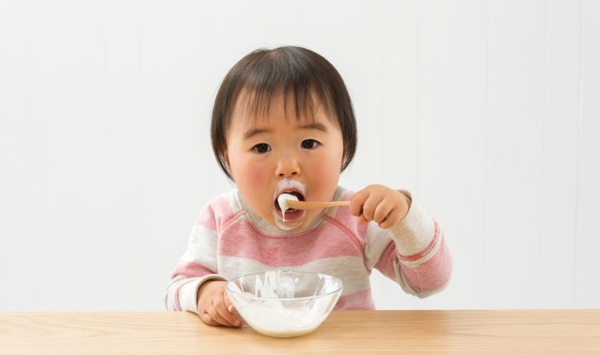 Chỉ nên cho trẻ từ 6 tháng tuổi trở lên ăn sữa chua