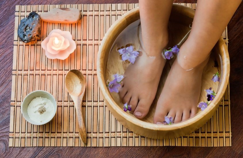 Ngâm và tẩy tế bào chết cho bàn chân