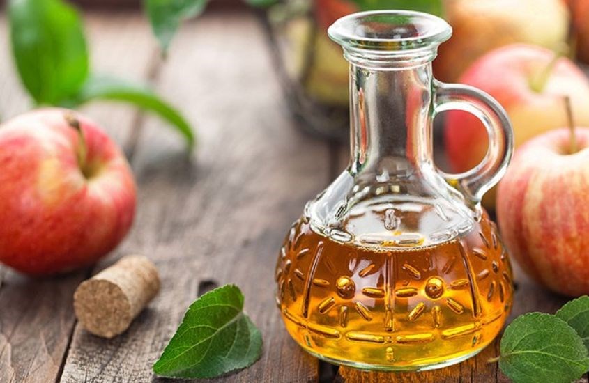 Trị nứt gót chân bằng giấm táo